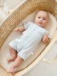 Afbeelding laden in galerijweergave, Sofija boxpak baby jongens Fabio Babyblauw — achteraanzicht