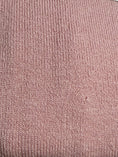 Afbeelding laden in galerijweergave, Detail van de gestreepte grosgrain strik op de oudroze maillot van Meia Pata