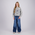 Afbeelding laden in galerijweergave, Raizzed jeans meisjes Monaco Sporty Mid Blue Stone, op model