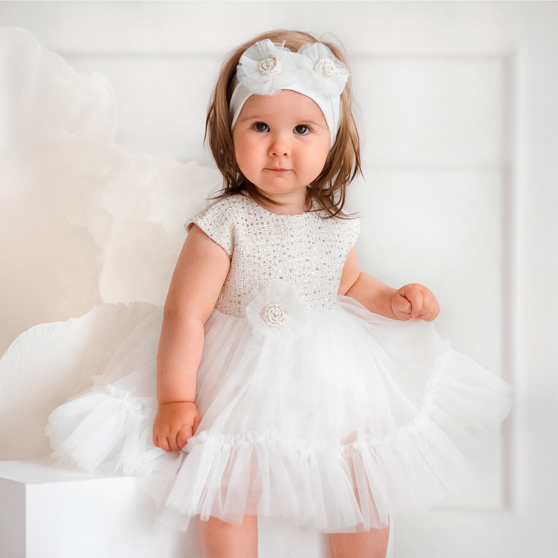 Feestoutfit meisjes: ivoren Sofija feestjurk met gouden details