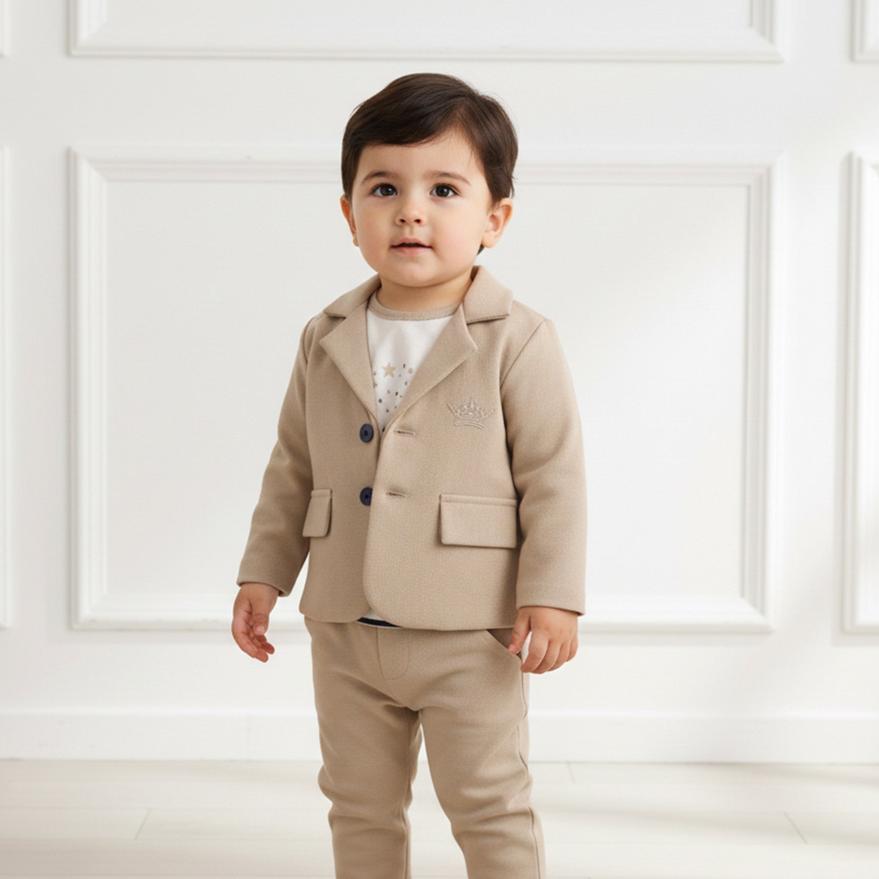 Feestkleding jongens: driedelig setje met jasje, broek en shirt in beige