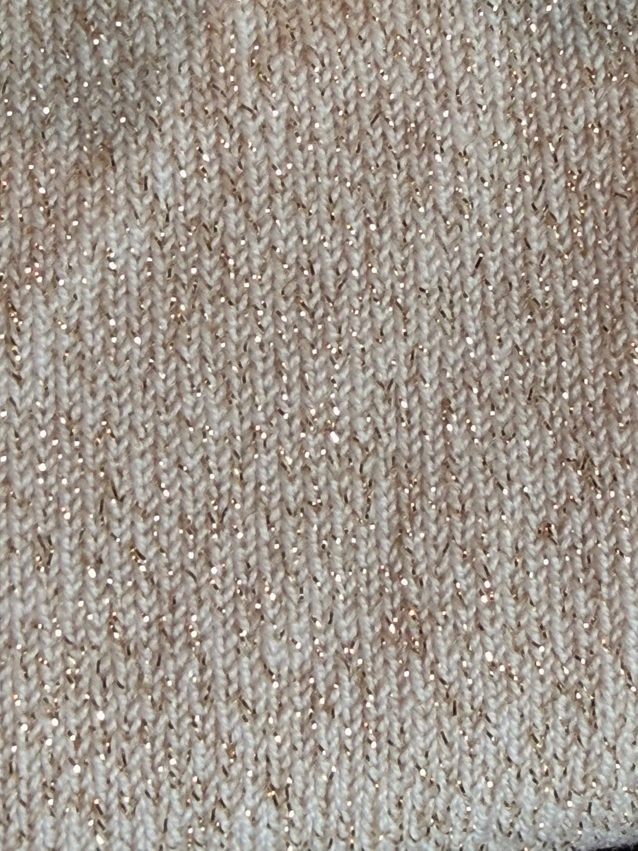 Detail van de dubbele satijnen strik op de ivory lurex maillot van Meia Pata