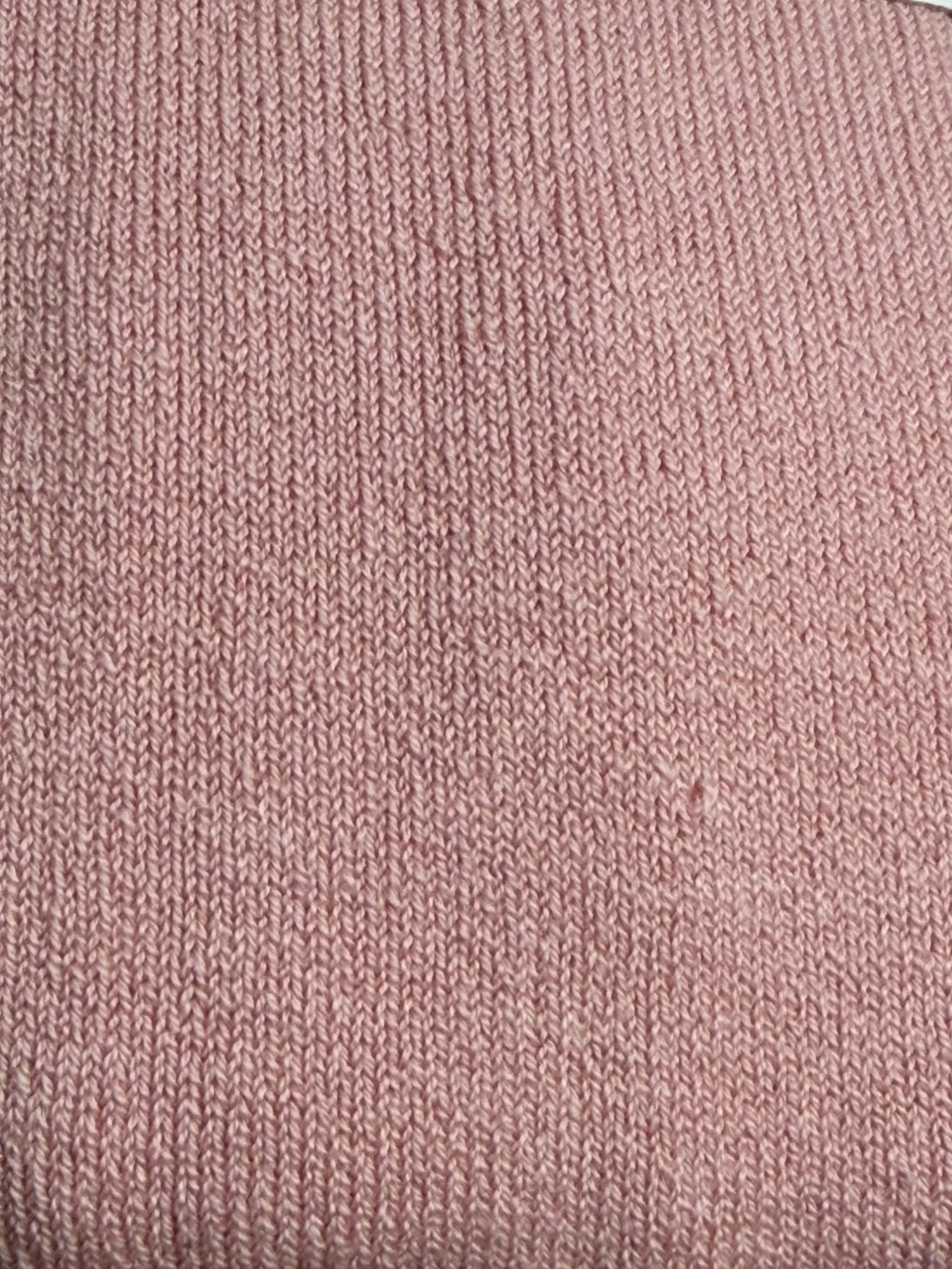 Detail van de gestreepte grosgrain strik op de oudroze maillot van Meia Pata