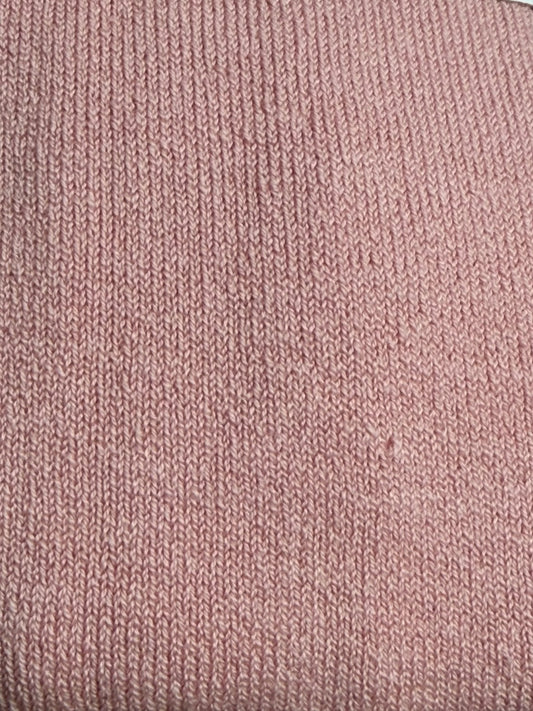 Detail van de gestreepte grosgrain strik op de oudroze maillot van Meia Pata