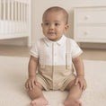 Afbeelding laden in galerijweergave, Sofija boxpak baby Jake Beige/Wit — achteraanzicht
