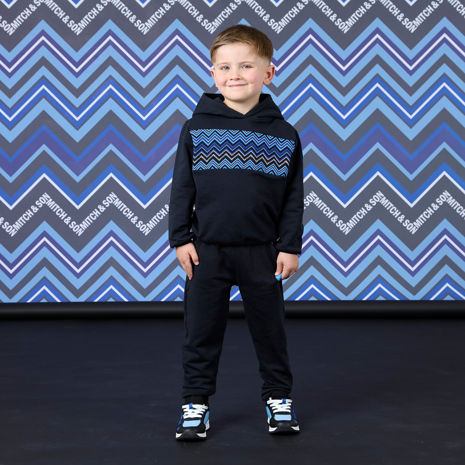 Mitch & Son joggingpak met capuchon en zigzagprint Watson Zwart