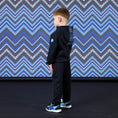 Afbeelding laden in galerijweergave, Mitch & Son joggingpak met capuchon en zigzagprint Watson Zwart
