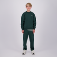 Afbeelding laden in galerijweergave, Raizzed sweater jongens Sohard Dark Green, op model
