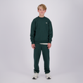 Afbeelding laden in galerijweergave, Raizzed sweater jongens Sohard Dark Green, op model
