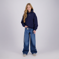 Afbeelding laden in galerijweergave, Raizzed sweater meisjes Helena Naval Academy, op model
