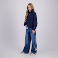 Afbeelding laden in galerijweergave, Raizzed sweater meisjes Helena Naval Academy, op model

